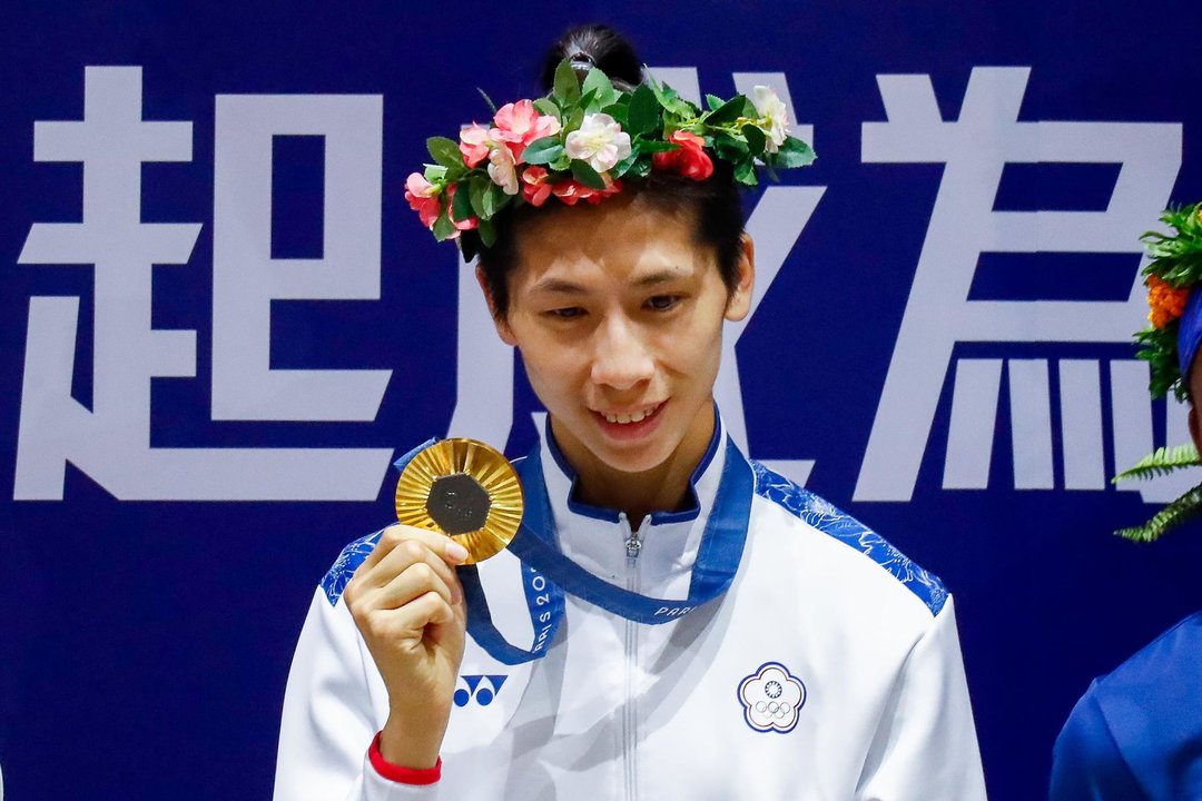 La boxeadora taiwanesa Lin Yu-ting posa con su medalla de oro en la categoría de 57 kilogramos. EFE/EPA/Daniel Ceng