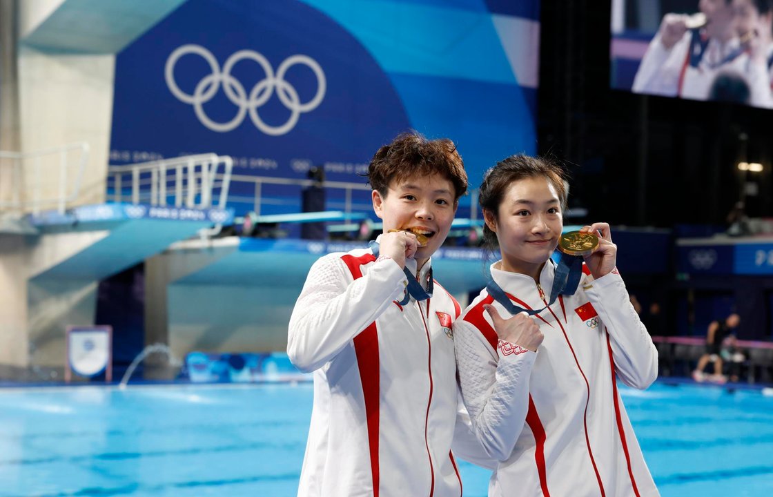 Las saltadoras chinas Chang Yani y Chen Yiwen posan con sus medallas de oro después de ganar la final de trampolín sincronizado de 3 m femenino en los Juegos Olímpicos de París 2024. EFE/EPA/CAROLINE BREHMAN