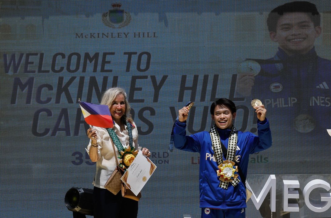 El gimnasta filipino Carlos Yulo, doble oro en los Juegos Olímpicos de París, durante un acto de celebración en Manila.EFE/EPA/ROLEX DELA PENA