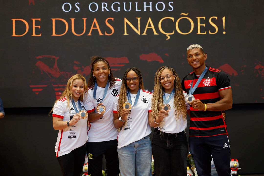 Desde la izquierda, los deportistas brasileños Flavia Saraiva, Rafaela Silva, Rebeca Andrade, Lorrane Oliveira e Isaquias Queiroz posan en un homenaje por su actuación en los Juegos Olímpicos. EFE/ Antonio Lacerda