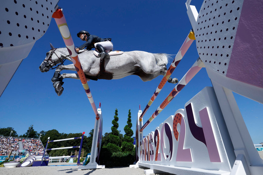 El jinete español Sergio Álvarez Moya durante la ronda clasificatoria de salto de los Juegos Olímpicos de París 2024 en el Palacio de Versalles, Francia. EFE/ Juanjo Martín