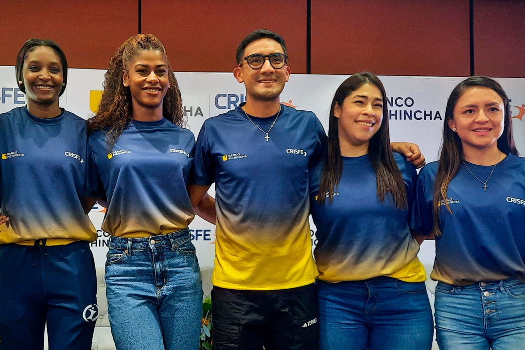 El atleta ecuatoriano Brian Daniel Pintado (c) posa en una rueda de prensa en Quito (Ecuador). EFE/ Susana Madera