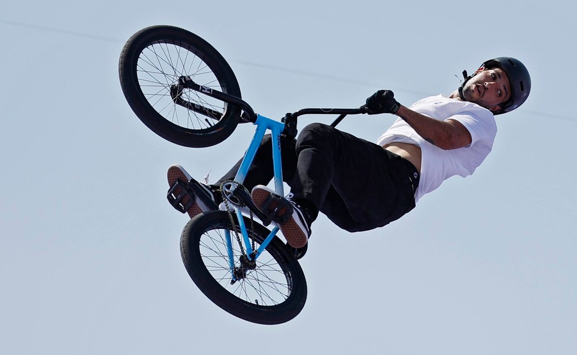 El ciclista argentino José 'Maligno' Torres Gil fue registrado el pasado 31 de julio, durante la final del ciclismo BMX freestyle de los Juegos Olímpicos 2024, en la plaza de La Concordia de París (Francia). EFE/Yoan Valat