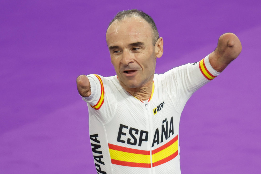 El ciclista español Ricardo Ten tras la prueba de persecución de 3000 metros, en la que ha conseguido la medalla de bronce, este jueves en los Juegos Paralímpicos París 2024. EFE/Javier Etxezarreta