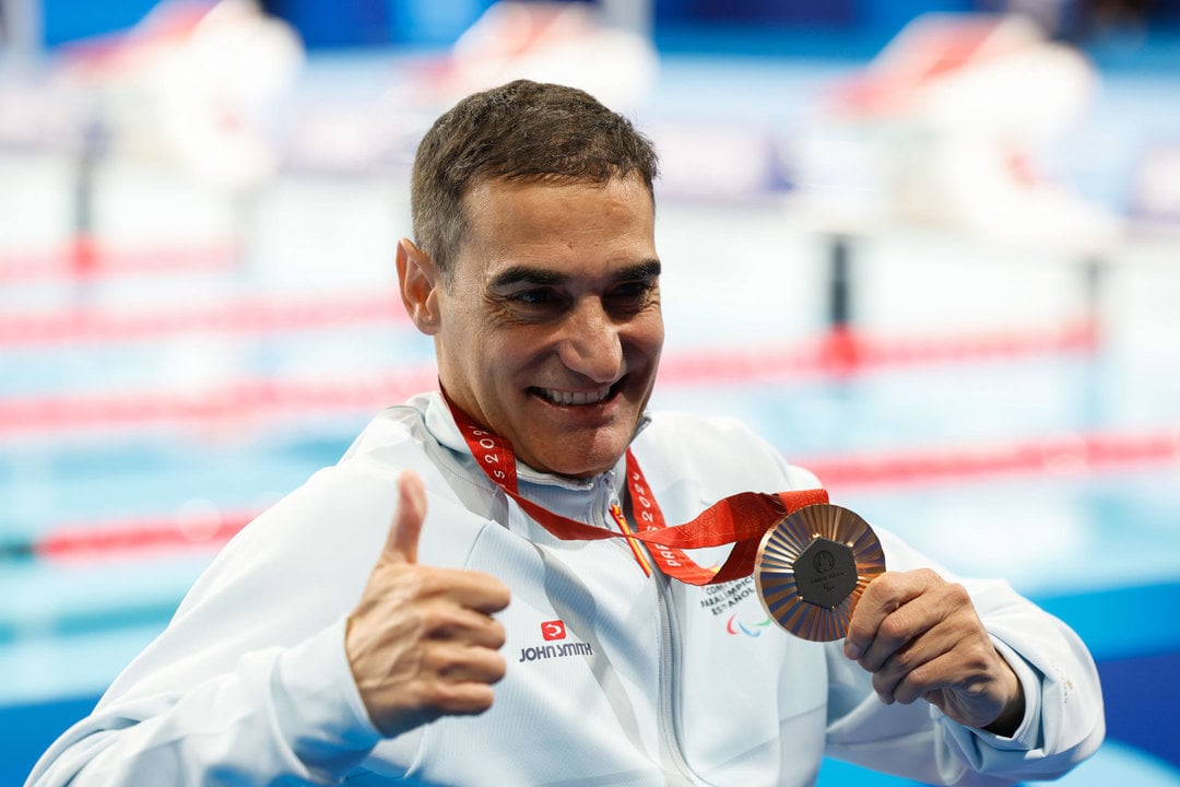 El nadador español Miguel Luque posa con la medalla de bronce de la prueba de 50m pecho SB3 masculino este jueves en los Juegos Paralímpicos París 2024. EFE/Javier Etxezarreta