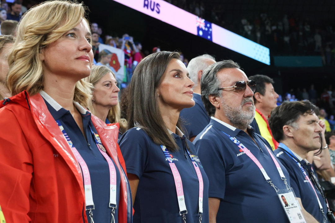 La reina Letizia en el partido de baloncesto en silla de ruedas entre España y Australia de los Paralímpicos París 2024 junto con el presidente del Comité Paralímpico Español, Miguel Carballeda (2d), y la ministra de Educación, Formación Profesional y Deporte, Pilar Alegría (i). EFE/ Jose Jimenez /Casa de S.M El Rey SOLO USO EDITORIAL/SOLO DISPONIBLE PARA ILLUSTRAR LA NOTICIA QUE ACOMPAÑA (CRÉDITO OBLIGATORIO)