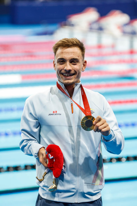 El guipuzcoano Iñigo Llopis se proclamó este sábado en la piscina de La Defense Arena de París campeón paralímpico de los 100 espalda, clase S8 de discapacitados físicos, volviendo a subir al podio en esta distancia como hace tres años en Tokio 2020, cuando recogió una plata. EFE/ Javier Etxezarreta