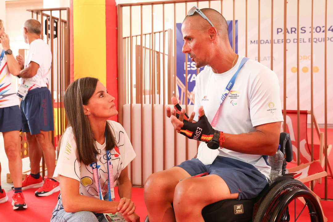 La reina Letizia (i) conversa con varios deportistas y miembros de la delegación nacional durante sus asistencia a la jornada de los Juegos Paralímpicos París 2024, este domingo en la capital francesa. EFE/José Jiménez /Casa de SM El Rey SOLO USO EDITORIAL/SOLO DISPONIBLE PARA ILUSTRAR LA NOTICIA QUE ACOMPAÑA (CRÉDITO OBLIGATORIO)