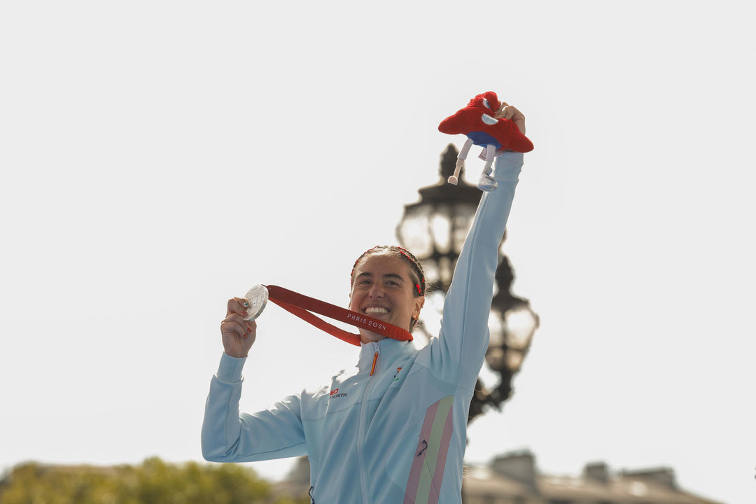 La atleta española Marta Francés posa con su medalla de plata en el podio de la final individual femenina de la categoría PTS4 de para triatlón de los Juegos Paralímpicos de París 2024, disputada este lunes en la capital francesa. EFE/Javier Etxezarreta