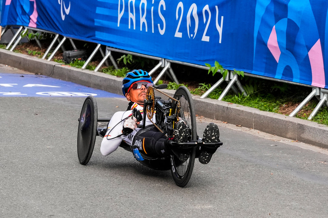 El barcelonés Sergio Garrote compite en la clase H2 de bicicletas de mano para revalidar su corona de campeón paralímpico en la contrarreloj en el circuito de Clichy-sous-Bois, en el que aventajó a sus principales rivales en +45.12. EFE/ Paulino Oribe/Comité Paralímpico Español (CPE) SOLO USO EDITORIAL/SOLO DISPONIBLE PARA ILUSTRAR LA NOTICIA QUE ACOMPAÑA (CRÉDITO OBLIGATORIO)