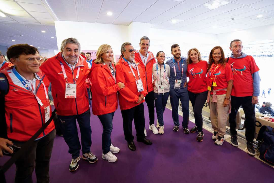 El presidente del Gobierno, Pedro Sánchez (c), la ministra de Educación, Formación Profesional y Deportes, Pilar Alegría (3i), el presidente del Comité Paralímpico Español, Miguel Carballeda (24), y el presidente del CSD, José Manuel Uribes (2i), posa con la atleta paralímpica Nagore Folgado (3d),en la jornada matutina de atletismo de los Juegos Paralímpicos de París 2024. EFE/ Javier Etxezarreta