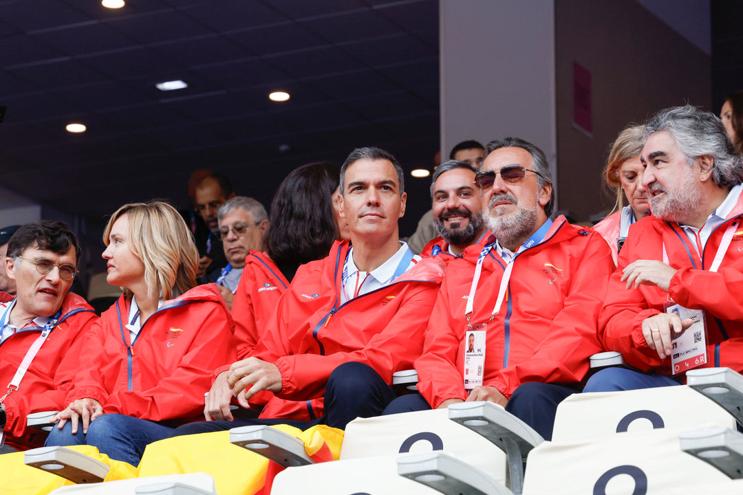 El presidente del Gobierno, Pedro Sánchez (c), junto a la ministra de Educación, Formación Profesional y Deportes, Pilar Alegría, el presidente del Comité Paralímpico Español, Miguel Carballeda (2d), y el presidente del CSD, José Manuel Rodríguez Uribes, (d), en la jornada matutina de atletismo de los Juegos Paralímpicos de París. EFE/ Javier Etxezarreta