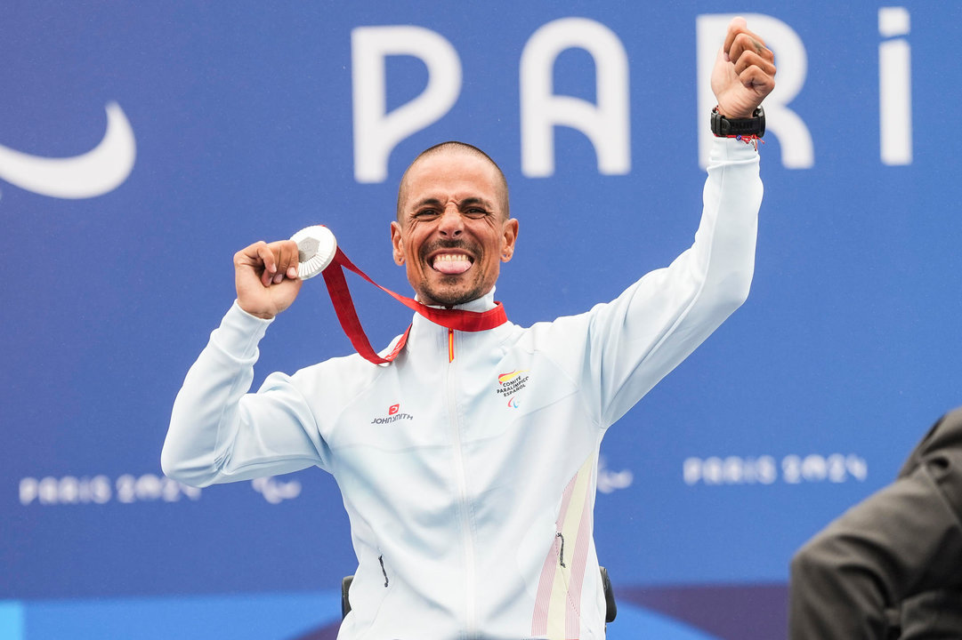 El deportista español Sergio Garrote celebra la medalla de plata en la carrera de ciclismo en ruta H2 Clichy-Sous-Bois de los Juegos Paralímpicos de París este jueves. EFE/ David Ramirez/CPE /