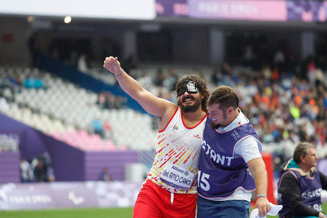 El atleta español Álvaro del Amo (i) gana la medalla de bronce en la final de lanzamiento de disco F11 -atletas ciegos- de los Juegos Paralímpicos de París. EFE/ Javier Etxezarreta