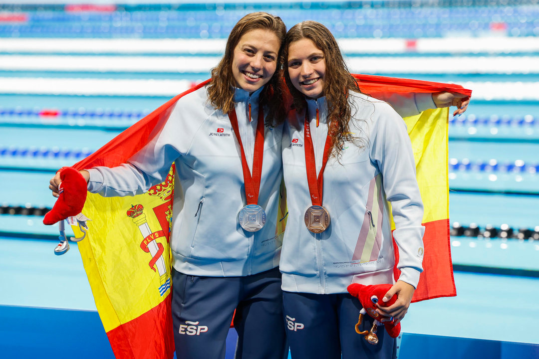 Las nadadoras españolas Nuria Marqués (i), plata y Tasy Dmytriv , bronce , con su medalla tras la prueba de los 200 estilos clase SM9 de los Juegos Paralímpicos de París en los Juegos Paralímpicos de París este jueves. EFE/ Javier Etxezarreta