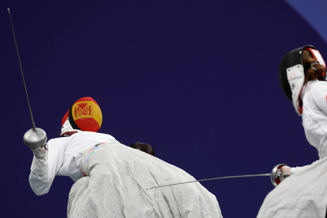 La esgrimista española Judith Rodríguez (i) se enfrenta a la china Yuandong Chen durante su combate clasificatorio de espada de esgrima categoría A de los Juegos Paralímpicos de París 2024. EFE/ Javier Etxezarreta