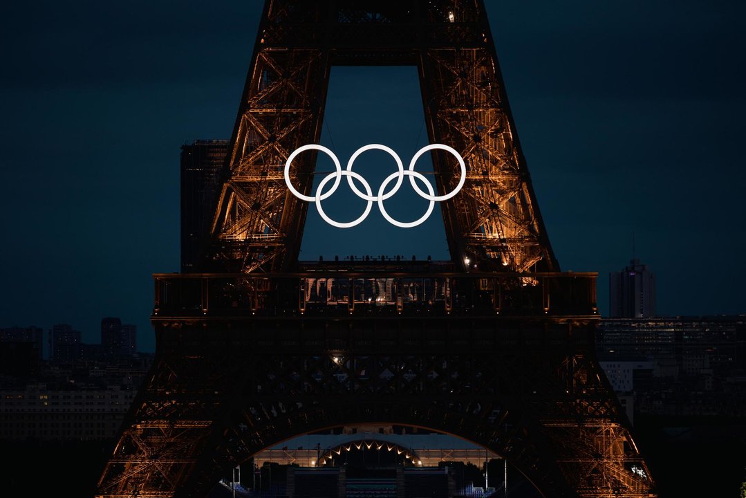 La Torre Eiffel con los aros olímpicos. EFE/EPA/ALEX PLAVEVSKI