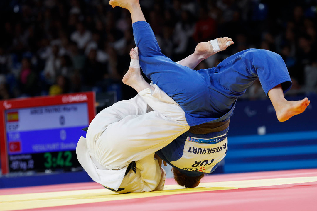 La judoca española Marta Arce durante su combate de Judo Femenino 57 kg J2 contra la judoca turca Döndü Yeşilyurt, en los Juegos Paralímpicos de París este viernes. EFE/ Javier Etxezarreta