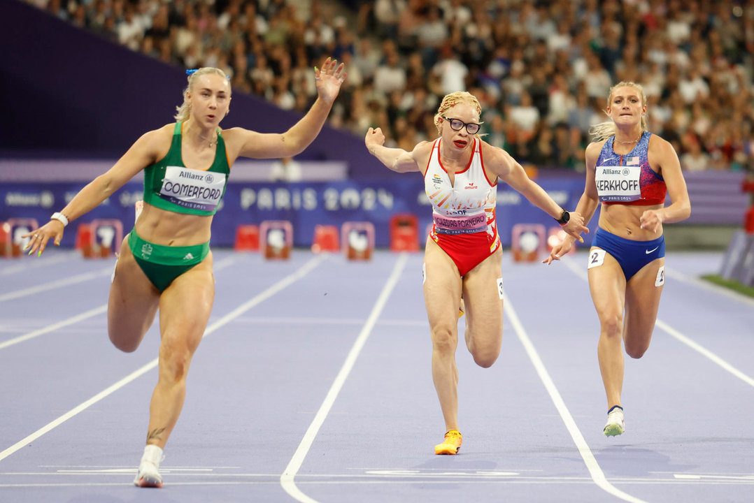 La atleta española Adi Iglesias (c) en la final de los 100 m T13 femenino de los Juegos Paralímpicos de París 2024, en la que obtuvo la quinta posición. EFE/Javier Etxezarreta