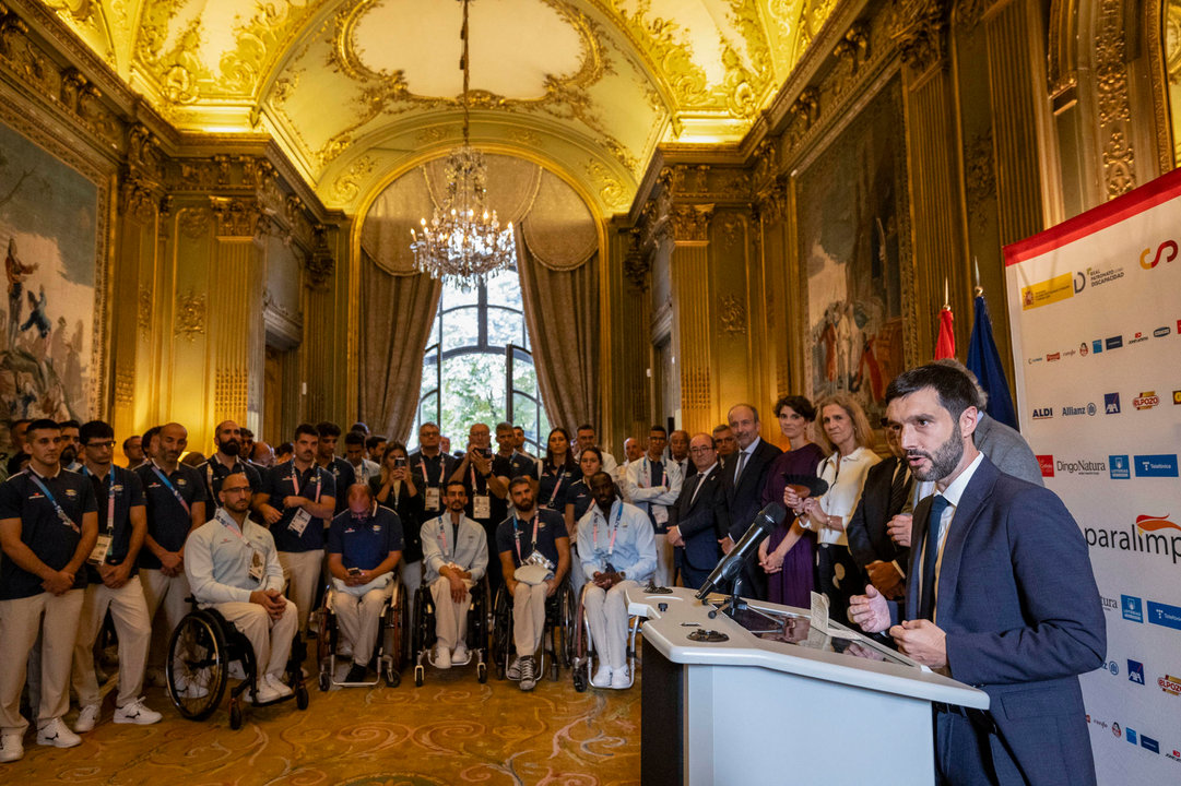 El ministro de Derechos Sociales, Consumo y Agenda 2030, Pablo Bustinduy, durante la recepción a los deportistas paralímpicos participantes en los Juegos Paralímpicos de París que se ha celebrado hoy sábado en la embajada española de la capital francesa. EFE/Javier Etxezarreta.