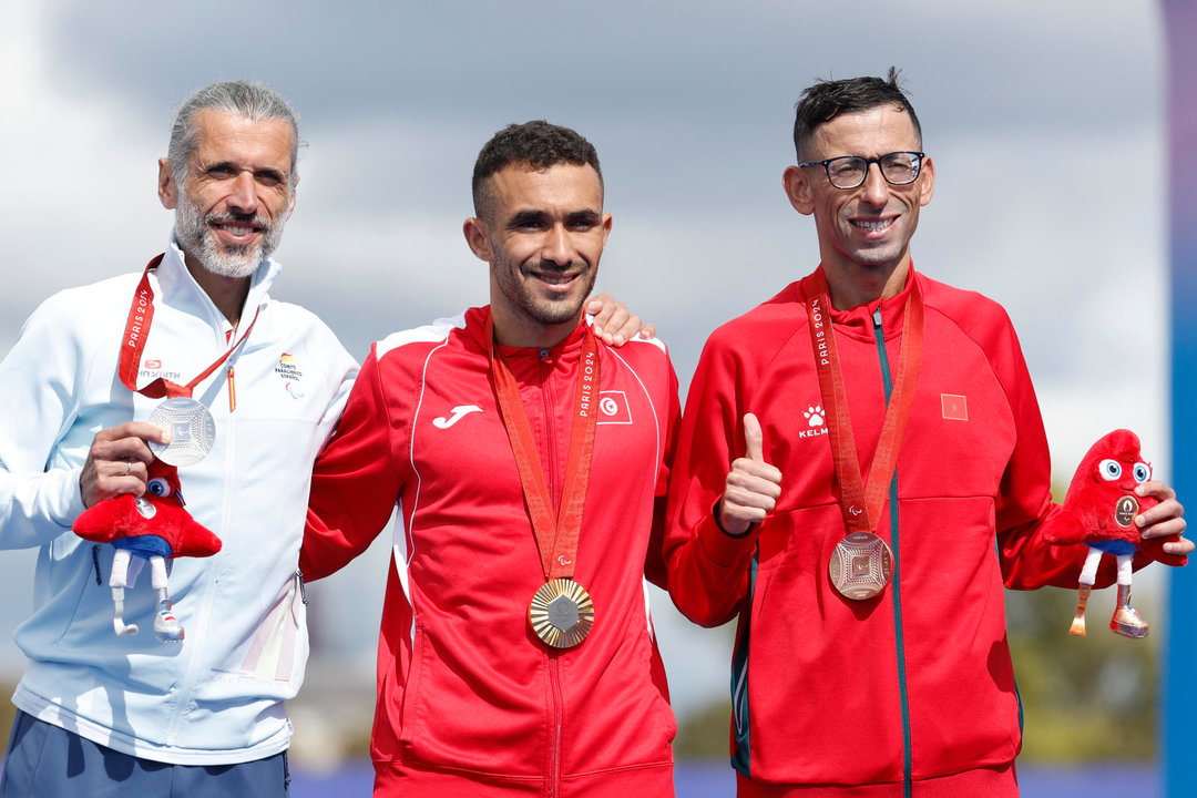 El atleta español Alberto Suárez (i), medalla de plata en la final de la maratón T12 masculino este domingo en los Juegos Paralímpicos de París 2024. En el centro, el tunecino Wajdi Boukhili (oro), y a la derecha  el marroquí Amon El Chentouf  (bronce) EFE/ Javier Etxezarreta