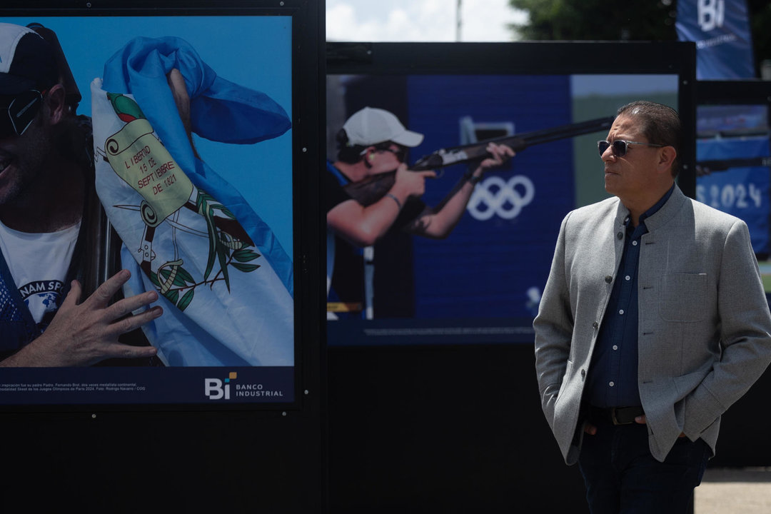 Un hombre visita la exposición fotográfica sobre la participación de atletas guatemaltecos en los Juegos Olímpicos París 2024 en la Plaza de la Constitución en la Ciudad de Guatemala (Guatemala). EFE/ David Toro